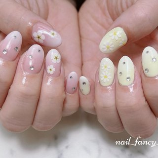 🫧 
色違いベイビーブーマー🌼🌸🫧

キラキラ感のある可愛い系のデザインで
右手と左手で少し印象を変えたいとのことで
色違いのベイビーブーマーにさせて頂き、
右手はピンクでよりガーリーに
左手はイエローを使ってアクセントのお花もポップな印象のものにしてみました🌼🫧
春にもよさそうなデザインです♪

ストーンでキラキラ感をプラスしてガーリーなキラキラネイルになりました☺️♡

ベイビーブーマーは少々お時間頂かデザインではございますがお上品かつ可愛いのでご興味あればぜひ一度お試しください♡✨
おすすめのデザインです！

いつもご来店頂きありがとうございます🙇‍♀️✨✨

#横浜　#ネイルサロン　#nail_fancy_fang #アートし放題　#ベイビーブーマー　#アシンメトリーネイル　#アシメネイル　#持ち込みデザイン　#イエローネイル　#ピンクネイル　#お花ネイル　#キラキラ　#キラキラネイル　#大人可愛い　#大人可愛いネイル #ガーリーネイル #ゆめかわ　#ゆめかわネイル　#春パステル　#春　#春パステルショートネイル #パステルネイル #春 #卒業式 #入学式 #オフィス #ハンド #ベイビーブーマー #フラワー #キラキラ #ショート #オーバル #ピンク #イエロー #ジェルネイル #お客様 #nail_fancy_fang #ネイルブック