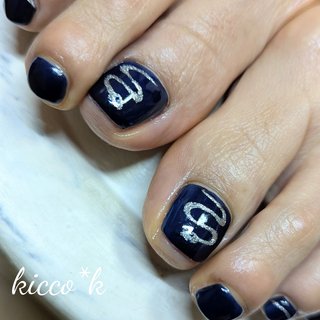 . ― 𝐹𝑜𝑜𝑡 𝑛𝑎𝑖𝑙𝑠 ―
 
濃紺フットネイル✧

シルバーでカッコよく
干支の🐍さんを向かい合わせに…♡


　使用カラー𓂃✍
𝐕𝐋87.　𝐦𝐢𝐤𝐢SL 
⊱⋅ ───────── 𖧷 ───────── ⋅⊰
✧ご予約、お問い合わせは
インスタDMまたは、
プロフィールのネイルブックURL
よりお願いいたします

𝚗𝚊𝚒𝚕𝚜𝚊𝚕𝚘𝚗 𝚔𝚒𝚌𝚌𝚘＊𝚔（キッコ）
@kicco_k.nail

完全予約制(１日３名様限定)
✧埼玉県八潮市にあるプライベートサロンです

✧TX八潮駅南口より
　徒歩11分 または、バス5分
　🅿駐車場 有

⊱⋅ ───────── 𖧷 ───────── ⋅⊰
✧𝚔𝚒𝚌𝚌𝚘＊𝚔 はこんな方にオススメです𖧷

⌑ネイルサロンは初めて
⌑プライベート空間でネイルを楽しみたい

⌑自爪を痛めずにジェルネイルを楽しみたい
(アセトンを使わないオフ．ベース一層残し推奨)
⌑ジェルネイルをしながら自爪を育てたい
⌑爪の状態を相談出来る
⌑巻爪、深爪で悩んでいる

⌑カラーやアートを一緒に考えてくれる
⌑色にはこだわりたい！沢山の中から選びたい
⌑こだわりネイルがしたい

⌑月1回のひと時、ゆったりリラックスしたい
⌑ハンドスパ、フットスパで癒やされたい
⌑もしものときは、お子様と同席したい．．．

おひとりおひとりの悩みやお好みに添えるよう、一生懸命施術いたします。

✧リピーター様は、2ヶ月先までご予約いただけます。

⊱⋅ ───────── 𖧷 ───────── ⋅⊰
#ネイビーネイル#ネイビーフットネイル#ヘビネイル#干支ネイル #フットネイル #footnails #manicurist #ジェルネイル #ネイルデザイン #大人ネイル#八潮市 #八潮ネイル #八潮ネイルサロン #自宅ネイルサロン 
#kicco_k #冬 #オールシーズン #デート #女子会 #フット #ワンカラー #ショート #スクエア #ネイビー #シルバー #ペディキュア #𝑘𝑖𝑐𝑐𝑜_𝑘.𝑛𝑎𝑖𝑙 #ネイルブック