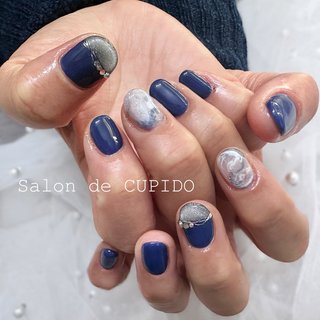 深みのあるネイビーカラーで、大人の魅力を演出💙✨ 
シルバーのニュアンスアートと
マーブルデザインを組み合わせて
個性的かつ上品な仕上がりに💎

冬の装いにもぴったりなデザインです❄️

・
・
・
・
・

#木更津ネイル #袖ヶ浦ネイル #君津ネイル #富津ネイル
#ネイビーネイル #紺色 #ジェルネイル #ニュアンスネイル #冬 #オールシーズン #梅雨 #クリスマス #ハンド #フレンチ #ニュアンス #マグネット #大人 #キラキラ #ショート #ラウンド #ホワイト #ネイビー #シルバー #ジェルネイル #お客様 #Salon de CUPIDO #ネイルブック