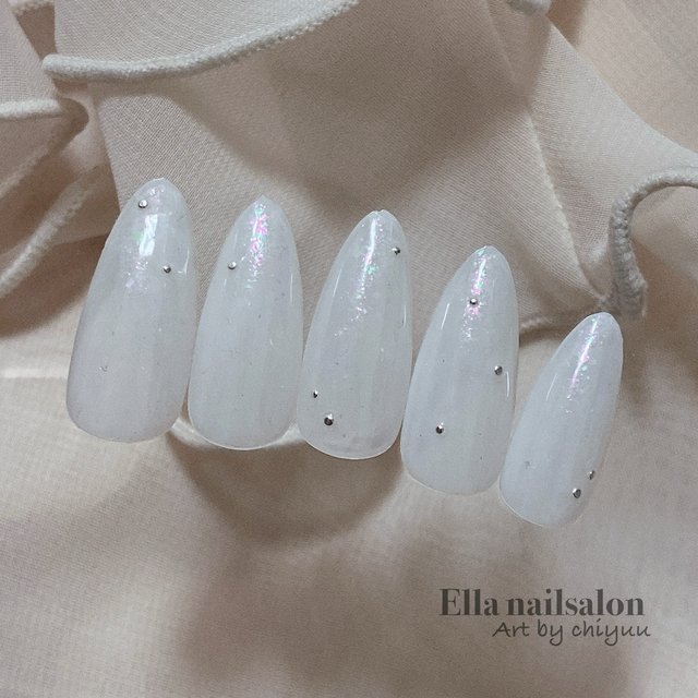 2025最新】軽やかさが春っぽい♡シアーホワイトネイル|人気ネイル