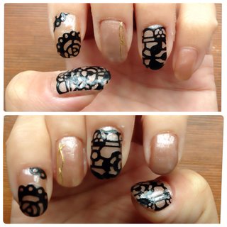 lace nail ベージュ系マニキュアをベースカラーにぬり
100均で購入したレースデコレーションテープを貼る。
ゴールドの曲線ラインは100均のネイルシール。
適当な長さにカットして2本をクロスさせるようにおきました。
本当はレース以外の指はフレンチにしたかったが、右手の人差し指の爪が折れ短いのでヌードカラーのみで短いのが目立たないようにしました。
飽きたら上からマットコートをかけるつもりです。
#レース #ハンド #オールシーズン #ワンカラー #シンプル #パーティー #ベージュ #秋 #エレガントネイル #簡単#100均ネイル #ネイルシール 
 #秋 #オールシーズン #パーティー #女子会 #ハンド #ワンカラー #幾何学模様 #レース #ミディアム #ベージュ #ブラック #ゴールド #マニキュア #セルフネイル #ネイルシール #10305 #ネイルブック