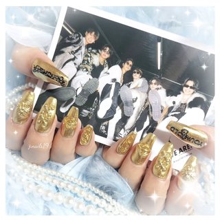 他のデザイン⇨ ⭐︎ @3030nail_hirari SixTONES 💎 YOUNG OLD ⚜️ 田中樹デザイン 💙 #sixtonesネイル #ライブネイル#青ネイル#ハートホロ#田中樹#田中樹ネイル#ライブ参戦ネイル#コンサートネイル#ハートホロネイル #sixtones_youngold  #青担当ネイル #ネイル#ネイル 