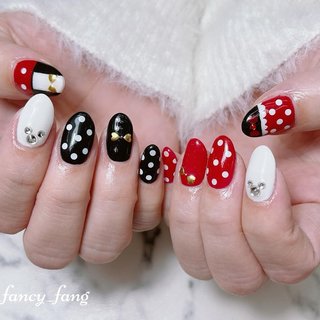 🫧 
夢の国用ネイル🎀

赤・黒・白のパキッとしたコントラストがかわいい❤️🖤🤍
持ち込みデザイン拝見した時点で可愛すぎてテンションあがっちゃいました✌︎('ω'✌︎ )🫧

寒い中ご来店頂きありがとうございました🙇‍♀️♡

私も久しぶりに夢の国行きたいですがコロナ禍以降全く行けておらず少々ハードルが高いという…😂
リアルお友達からの誘われ待ちしときます←

#ネイルサロン横浜　#naildesign #夢の国コーデ #夢の国　#夢の国ネイル　#横浜市ネイルサロン　#モチーフネイル #派手かわ　#夢の国🐭 #夢の国　#nail_fancy_fang #持ち込みデザインネイル #持ち込みアート #持ち込み　#持ち込みネイル　#アートネイルデザイン #アートし放題　#アートやり放題 #旅行 #デート #女子会 #推し活 #ハンド #概念ネイル #ギャル #ホログラム #リボン #ショート #オーバル #ホワイト #レッド #ブラック #ジェルネイル #お客様 #nail_fancy_fang #ネイルブック