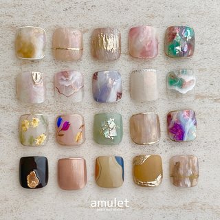 #ニュアンスネイル #ニュアンスネイルデザイン #ニュアンス #ニュアンスデザイン #キラキラネイル #うるキラネイル #ちゅるんネイル #フットネイル #ペディキュア #フットジェル #手が綺麗に見えるネイル #オールシーズン #ブライダル #パーティー #フット #ミラー #大人 #ちゅるん #キラキラ #天然石 #ミディアム #スクエア #グリーン #アースカラー #スモーキー #ジェルネイル #ネイルチップ #amulet｜tomomi #ネイルブック