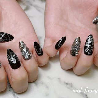 🫧 
ネイルチップオーダーのお客様✨
当店の定額こだわりアートデザインコースのデザインをベースにしつつ、
推しアーティストさんのペンライトの柄など手描きしてみました！
推しネイルでライブを楽しめたというご連絡も頂き、嬉しい限りです♡

事前に一度ご来店頂き、デザインのご希望とお爪のサイズを確認→約１０日後に再度ご来店頂きお渡し（今回はそのままネイルチップをつけてライブに行きたいとのご希望があり、ネイルケアと装着までサポート致しました）

となります🫧

ネイルチップオーダーについても承りますのでご希望がありましたら当店公式LINE @330rczvd までご連絡ください
オーダーされる際のご注意点→お渡しまで作成期間が必要なのでオーダーはチップお渡し希望日の14日前までにお願い致します。
10日前までにネイルチップのサイズを決定する必要がありますので一度ご来店頂いております（予約制ですのでご来店日もLINEで決める形になります）

価格は5800〜で、デザインによって異なります
詳しくはお問い合わせください

#ネイルチップ　
#横浜　#ネイルサロン　#オーダーチップ　#推しネイル　#推し活　#推し活ネイル　#モチーフネイル　#黒ネイル　#ゴシックネイル　#ゴシック　#黒　#シルバー　#アートし放題　#定額ネイル　#定額制　#定額デザイン　#推しネイルチップ　#推し活応援　#ネイルサロン横浜　#ジャニーズネイル #冬 #ライブ #女子会 #推し活 #ハンド #概念ネイル #個性派 #ロング #ポイント #ブラック #シルバー #ジェルネイル #ネイルチップ #nail_fancy_fang #ネイルブック