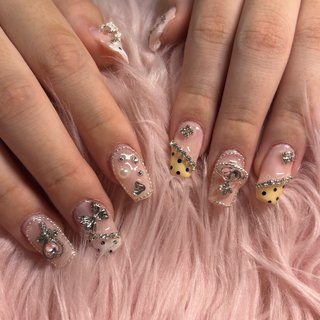 春休みnail🌸🌸🌸 #スクエア#ドット#チェーン#ハート#デコネイル #ギャル #チェーン #ドット #リボン #キラキラ #ミディアム #スクエア #ホワイト #イエロー #シルバー #ネイルサロンBerry #ネイルブック