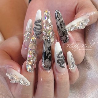 scalp💅🐍 .
.
◼︎アートパーツつけ放題
#180min

♡____________________________♡.

【📍神奈川県綾瀬市深谷南3丁目】
TEL:050-6876-4511
Open 9:30〜 close13:00
定休日｜日・祝・その為

キッズスペース、駐車場有り

【✉️お問い合わせ、ご予約】
DM・LINE
↪︎公式LINE @fluffynail (@も入力して友達検索お願い致します。)

#スカルプネイル #スカルプ #長さだし #夏ネイル #クリアネイル #シェルネイル #ロングネイル　#マーブルネイル #フレンチ #フレンチネイル #セルフネイルスクール #夏 #フレンチ #シェル #マーブル #ロング #クリア #Emmy☆FluffyNail #ネイルブック