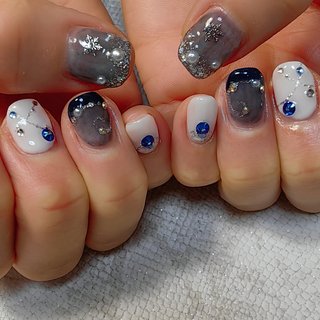 #冬ネイル #オーナメントネイル
#キラキラネイル
#アートし放題 
#クリスマスネイル #冬 #クリスマス #パーティー #デート #ハンド #アイシング #大人 #キラキラ #シアー #個性派 #ミディアム #ホワイト #ブルー #シルバー #ジェルネイル #REVE #ネイルブック