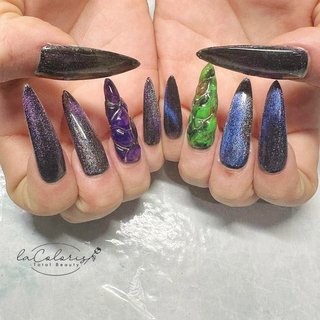 ジェルネイルチップグリーン✕黒チェーンクラウン蝶々縦グラデ