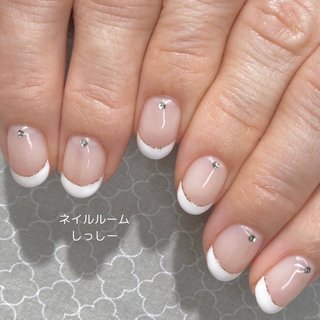 フレンチネイル(フレンチ)/ぷっくりフラワーのネイルデザイン｜ネイル 