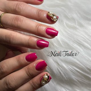 ・ ご新規様♡
ショートスクエアに大きめパーツがめちゃくちゃお似合いなオシャレママ🩷✨

折れやすい両方の人差し指は長さ出ししています。

よーこちゃんご紹介ありがとうございます🙇‍♀️

#ショートネイル 
#ワンカラーネイル 
#ピンクネイル 
#トレンドネイル 
#ワンカラーネイル 
#チェーンネイル 
#パールネイル 
#卒園式ママコーデ 
#卒園式 
#卒業式ネイル 
#短めネイル 
#スクエアネイル 

#筑紫野市ネイル #二日市ネイル #二日市ネイルサロン #筑紫野ネイル #ネイルテイラー #nailbook_fan #nailiejp #手が綺麗に見えるネイル #春 #卒業式 #女子会 #ハンド #ワンカラー #パール #チェーン #ショート #スクエア #ピンク #ゴールド #ジェルネイル #お客様 #〜Nail Tailor〜　ネイルテイラー #ネイルブック
