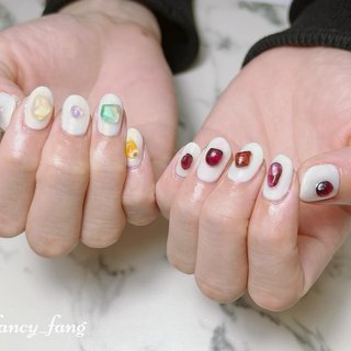 🫧 
宝石みたいな天然石ネイル💎🫧

本物の天然石を使った天然石ネイル✨

今回は右手はポップな感じ
左手は石の色味を統一して大人っぽい感じの
アシンメトリーデザインになりました🫧

めちゃくちゃかわいいです♡

山梨で入荷してきた天然石ですが、そろそろネイルに使いやすいサイズのものがなくなりますのでまた見かけたら入荷したいと思います（なかなか無いので入荷している時はレアだと思って頂けると…💦）

また入荷時にはお知らせいたします📢✨

まだ少しだけあるのでご希望のお客様はお声かけください☺︎🫧

#横浜市ネイルサロン　#ネイルサロン横浜　#nail_fancy_fang #宝石ネイル　#天然石ネイル　#天然石　#アートし放題　#ジュエリーネイル #オールシーズン #パーティー #女子会 #ハンド #オーロラ #大人 #個性派 #天然石 #ショート #オーバル #ホワイト #ジェルネイル #お客様 #nail_fancy_fang #ネイルブック