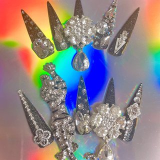 ギャルネイル成人式ネイルチップ ホワイトブラックグラデーションミニトカゲ入ギャルネイルチップ