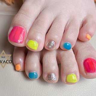 #ビビットカラーネイル #フットネイル
#オーロラフィルムネイル 
#ラメネイル
#八戸市ネイルサロン 
#naildevaco
#ネイルブック掲載店 #春 #夏 #オールシーズン #海 #フット #ラメ #オーロラ #ショート #スクエア #ゴールド #カラフル #ジェルネイル #お客様 #999naildevaco #ネイルブック
