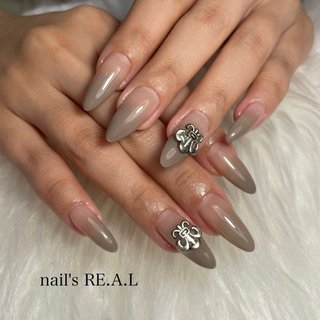 クロムハーツ ロールオン ネイルコート クロムハーツネイルが ヌーディー派も派手ネイルにもどちらにも人気