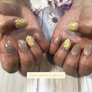 お客様持ち込みデザインネイルです💅 いつもご来店頂きありがとうござます☺️
ミモザネイルとマグネット
可愛いです♡ 

#ベージュ 
#ミモザネイル 
#春ネイル2025 
#フィルイン 
#お客様ネイル 
#大人ネイル 
#ショートネイル 
#ホットペッパービューティー 
#ネイルブックよりネット予約可能 
#マグネットネイルデザイン 
#アメ村ネイルサロン 
#ネイル好きな人と繋がりたい #ベージュ #イエロー #lakkus807 #ネイルブック