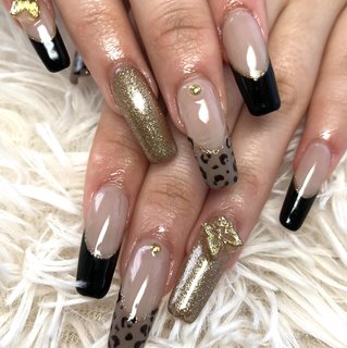 蝶パーツが可愛いさ倍増！ 
#フレンチネイル 
#蝶ネイル 
#ヒョウ柄ネイル #冬 #ハンド #蝶々 #フレンチ #レオパード #ロング #pipi #ネイルブック