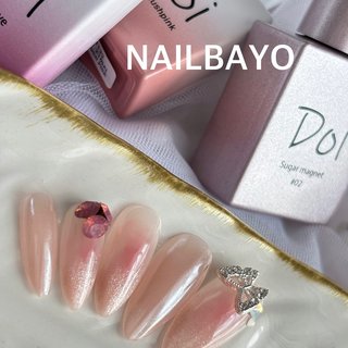 こんにちは☺️ 
NAILBAYO(@nailbayo_official.jp)
第1期公式アンバサダーの
ピヨ(•ө•)(@pipipipi4s_nail)です🐥💕

気付けば3月も中旬、だいぶ暖かくなってきましたね🥰🌸

今日は

🎀02_nudi beige
🎀08_nudi blush pink
🎀21_nudi mauve
🎀Sugar magnet 02

この4色を使ったシンプル春デザインのご紹介です☺️🫶🏻💓

人差し指・小指は08_nudi blush pinkにホワイト系のオーロラパウダーを🤍✨

その他の指は、ベースカラーに02_nudi beigeを塗り、21_nudi mauveでチークネイルに☺️

更にシュガマグ02で先端グラデーションにしました🥰💕

21_nudi mauveは他のカラーと比べて少し濃いめ&クリア感が強いので、チークネイルが抜群にやりやすいです！🥹💓

上手くぼかせないからチーク苦手……という方、ぜひ使ってみて下さい🥰

可愛くて塗りやすく、アレルギーや環境にも配慮したネイルバヨのジェルはQoo10で購入可能です☺️

ぜひお気に入りを見つけて下さいね🥰

https://m.qoo10.jp/shop/nailbayo

｡✩*:ﾟ･⑅*॰¨̮♡｡✩*:ﾟ･⑅*॰¨̮♡｡✩*:ﾟ･⑅*॰¨̮♡｡✩*:ﾟ･⑅*॰¨̮♡

ちゅるんとした仕上がりがたまらないネイルバヨ🩷

見た目の美しさだけでなく、品質にもこだわりがあります。

《爪にも環境にも優しい成分》

1. ヴィーガン対応: 動物由来成分ゼロ、環境に配慮した処方

2.HEMAフリー: アレルギーリスクを軽減し、敏感な爪にも安心

3.TMPTAフリー & TPOフリー: 不要な刺激成分を排除した信頼の品質

《韓国トップクラスの品質保証》

韓国ジェルネイル業界で最高品質を誇る「ネイルバヨ」。信頼される製品を安心してご使用下さい。

@nailbayo_official.jp
@nailbayo

#pr #nailbayo #ネイルバヨ #ネイルバヨ公式アンバサダー #ジェルネイル #ネイル #ネイルデザイン #gelnail #韓国ネイル #한국네일 #韓国コスメ #ワンホンネイル #セルフネイル #ヴィーガンネイル #hemaフリー #nailbook_fan #ピンク #モーヴ #春ネイル #セルフネイラー #セルフネイル好きな人と繋がりたい #シュガマグ #マグネットジェル #チークネイル #グラデーションネイル #オーロラパウダー

.｡.:*♡✿ฺ.｡.:*♡✿ฺ.｡.:*♡✿ฺ.｡.:*♡✿ฺ.｡.:*♡✿ฺ.｡.:*♡✿ฺ.｡.

ご覧いただきありがとうございます☺️

セルフネイルを楽しんでいるピヨ(•ө•) ♡*｡Self Nail｡*♡（@pipipipi4s_nail）と申します🐥❤

フォルムにこだわったロングネイルで、うっとりと思わず見惚れてしまうような、大人上品色っぽネイルが得意です🥹💖

時々、中級〜上級者向けのHow toリールも発信しています☺️

これから上達を目指す初心者さんから、なんでも出来ちゃう上級者さんまで、参考になれば幸いです🥹🫶

いいね・コメント・保存・フォロー（@pipipipi4s_nail）

どれもとっても嬉しいです🥰

ぜひ仲良くして下さいませ☺️💓 #手が綺麗に見えるネイル #春 #入学式 #デート #ハンド #蝶々 #グラデーション #チーク #マグネット #ワンホン #ミディアム #ポイント #ピンク #ジェルネイル #ネイルチップ #ピヨ(•ө•) #ネイルブック