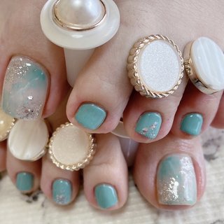 鮮やかなエメラルドカラーのフットネイル♡ マーブル柄で足元もおしゃれに♪

#フットネイル #マーブルネイル #ハルネイル #春 #夏 #旅行 #フット #大理石 #マーブル #ショート #スクエアオフ #ターコイズ #ペディキュア #お客様 #ri-ma #ネイルブック