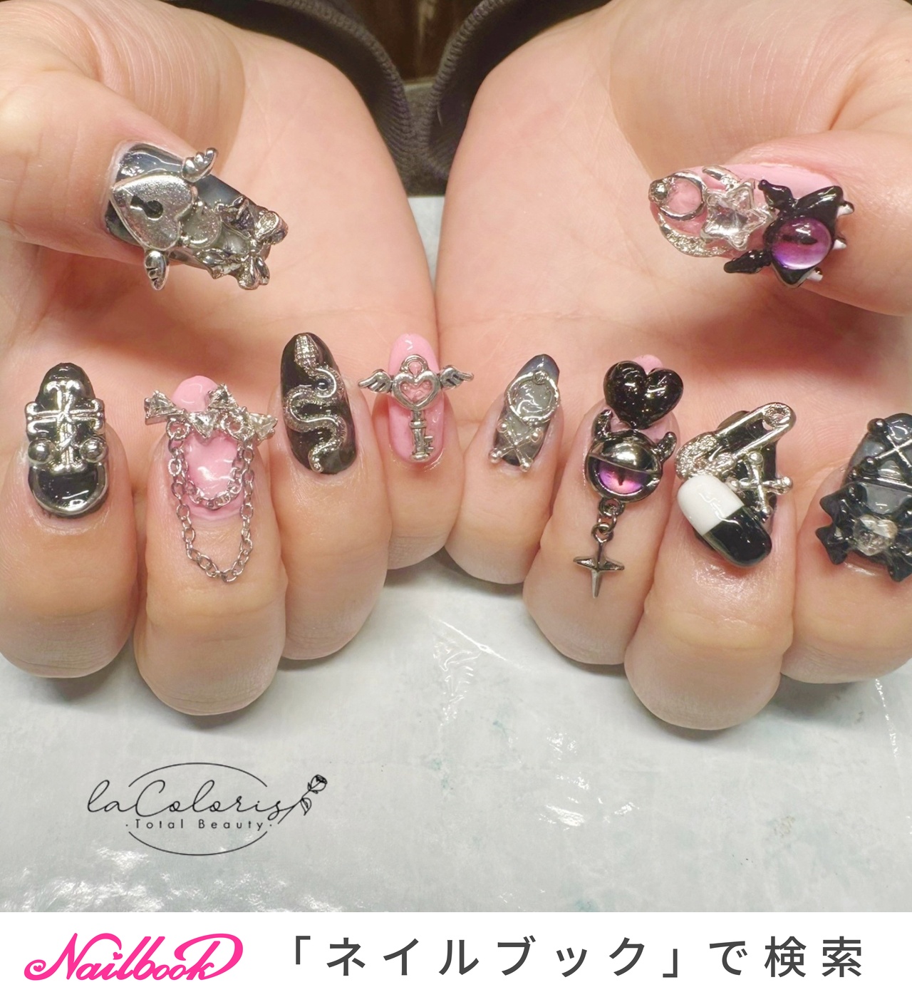 ジェルネイルチップ　グリーン✕黒　チェーン　クラウン　蝶々　縦グラデ ジェルネイルチップグリーン✕黒チェーンクラウン蝶々縦グラデ