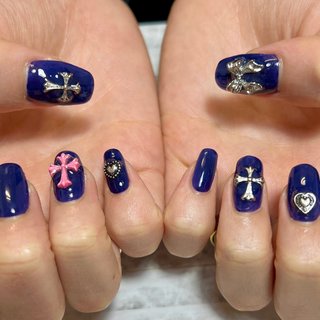 ワンカラーにパーツ追加 #春 #ハンド #ワンカラー #ミディアム #スクエア #ネイビー #ジェルネイル #個性派ニュアンス🎀🍭💋なっち #ネイルブック