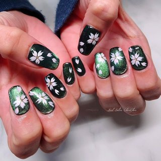 ジェルネイルチップ　グリーン✕黒　チェーン　クラウン　蝶々　縦グラデ ジェルネイルチップグリーン✕黒チェーンクラウン蝶々縦グラデ