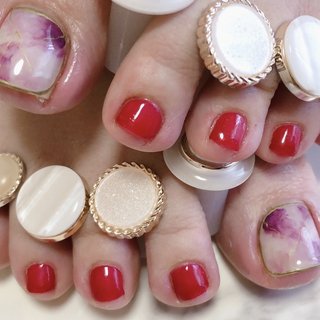 フットネイルといえば赤っ！っという王道デザイン♡ 大人可愛いパープルカラーのマーブルデザインもポイントです

#フットネイル#フットネイルデザイン#定額デザインネイル 
#マーブルネイル #パラジェル #オールシーズン #デート #女子会 #フット #マーブル #大人 #ショート #スクエアオフ #レッド #パープル #ペディキュア #お客様 #ri-ma #ネイルブック