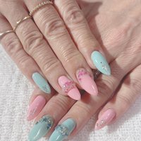 エメラルドグリーン