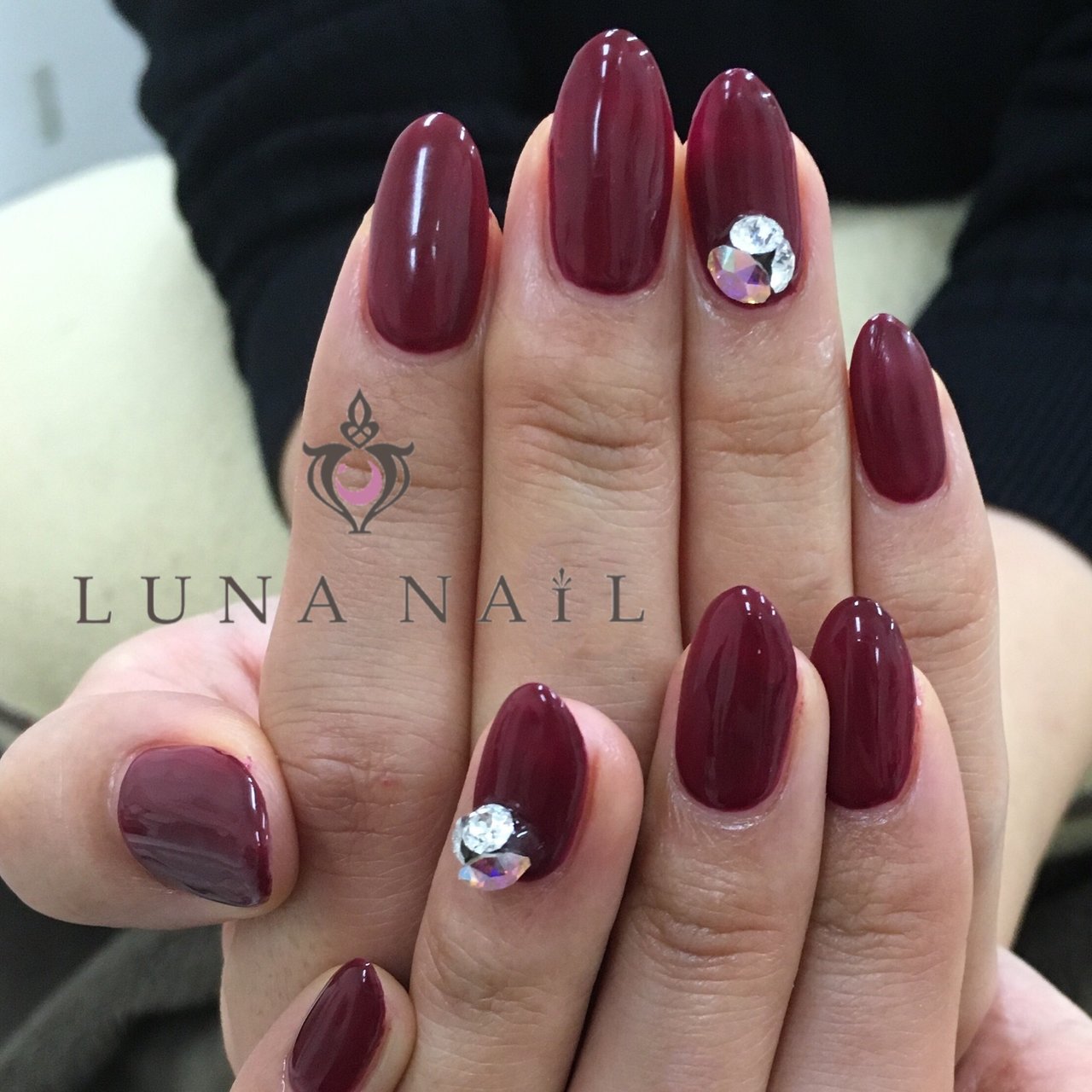 秋 冬 クリスマス ワンカラー ビジュー Luna Nail のネイルデザイン No ネイルブック