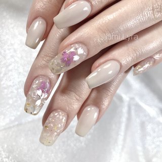 桜のホロ埋め込みです＊ 奥行き出しています

#桜ネイル #さくらネイル #シンプル#ハンド #ジェルネイル #ジェルネイルデザイン #icegel #palagel #パラジェル #フィルイン #フィルイン一層残し #一宮ネイルサロン #一宮市ネイルサロン #妙興寺駅 #駅近サロン #プライベートサロン #駐車場完備#春ネイル #グレージュネイル #キラキラネイル #手が綺麗に見えるネイル #春 #入学式 #ハンド #シンプル #ホログラム #キラキラ #桜 #ミディアム #スクエア #ホワイト #ベージュ #パープル #ジェルネイル #お客様 #kie #ネイルブック