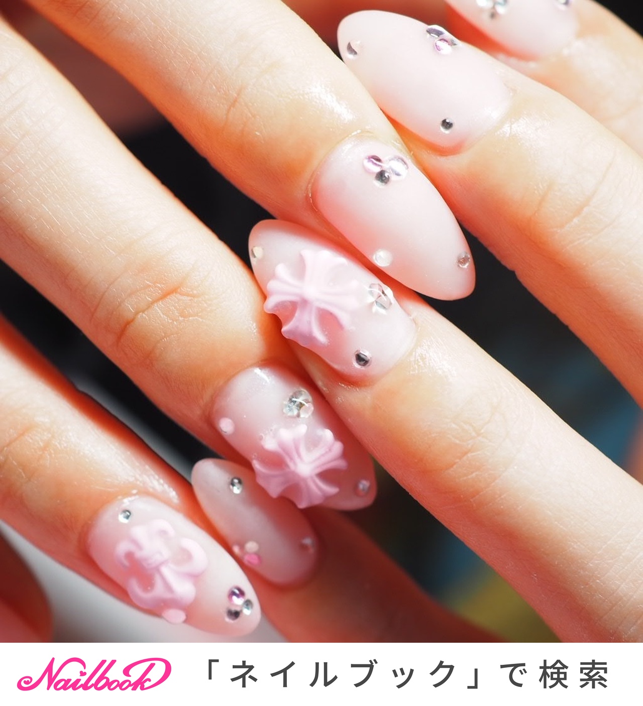 クロムハーツ ロールオン ネイルコート クロムハーツネイルが ヌーディー派も派手ネイルにもどちらにも人気