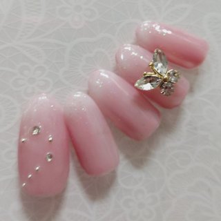 春らしく蝶々付けました。親指がひそかに、半分ハートになっています。ひそかにではなく、ズバリハートにしたい方はストーン増やしますので言って下さい。 
＃春ネイル
＃初夏ネイル
＃蝶々ネイル #春 #夏 #ハンド #蝶々 #ベイビーブーマー #三鈴 #ネイルブック