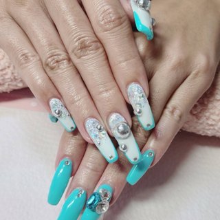  #ハンド #ロング #スクエア #ホワイト #ターコイズ #ジェルネイル #チビ助 #ネイルブック