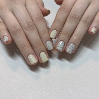 陶器の様なカラーリングにチェック柄が映えるデザインです^ ^ #ショートネイル #シンプルネイル #春ネイル #スクエアネイル #チェックネイル #ホワイトネイル #鉛筆ネイル #落書きネイル #大人ネイル #福岡ネイル #薬院ネイル #春 #夏 #浴衣 #ブライダル #ハンド #シンプル #チェック #大人 #ショート #スクエア #ホワイト #ジェルネイル #お客様 #tomoka #ネイルブック
