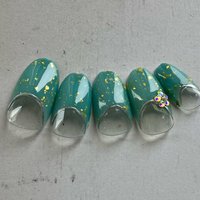 エメラルドグリーン