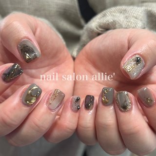 お任せのニュアンスネイル＾＾ グレーとゴールドの組み合わせも可愛いです！！
お任せネイルをたくさん任されるようになり
とても嬉しいです♪
デザインのことなんでもご相談ください！！ #オールシーズン #ハンド #ニュアンス #ぷっくり #インクネイル #ショート #スクエア #グレージュ #グレー #ゴールド #ジェルネイル #お客様 #akane.🐶🌷 #ネイルブック
