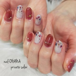押し花❀ 
透け感のある赤茶で大人可愛く
いつもありがとうございます！

ご予約はトップ画面のURL NAILBOOK （ネイルブック）から簡単にネット予約できます。お待ちしてます♡

#おうちネイルOHANA
#定額ネイル#駐車場あります#お子様連れok#右京区ネイルサロン#プライベートサロン#ニュアンスネイル#大人可愛いネイル#春ネイル2025 #nailbook_fan#押し花ネイル#ドライフラワーネイル#赤茶ネイル#シアー感
#透け感ネイル#大人ネイルデザイン#上品ネイル#おしゃれネイル#dryfrowernail #春 #デート #女子会 #ハンド #ニュアンス #押し花 #ホワイト #レッド #ブラウン #ジェルネイル #おうち♡ネイルohana #ネイルブック
