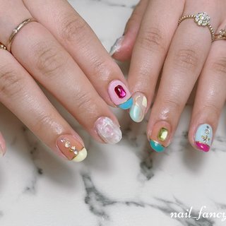 🫧 
ももクロ　しおりんソロコン　モチーフネイル💛🫧

ライブのキービジュアルのイメージでデザインお任せでした✨

ポップなカラーのおうちが並んでいるキービジュアル🏠
詩織ちゃんのライブ用アー写？的な画像も見せていただき、とてもオシャレな印象で
なんとなくカラフルなおうちが並んでいるヨーロッパの小道が連想されました✨

なので、カラフルなおしゃれ個性派ニュアンスネイルにしてみました🫧

くすみカラーやモヤモヤ柄やインクアートなどのいわゆる王道ニュアンスネイルはあまりやらないわたくしですが…

明るい色のニュアンスネイルや個性派の手描き系ニュアンスネイルはとても好きだったりします☺️✨

あとキラキラ感プラスしたくてパーツも載せさせていただきました💎🫧

カラフルニュアンスネイルとても可愛かったです☺️♡

#横浜駅東口 #横浜市ネイルサロン　#ネイルサロン横浜　#nail_fancy_fang #モチーフネイル　#キャラネイル　#概念ネイル　#推しネイル　#推し活ネイル　#推し活応援　#推し活　#カラフルニュアンスネイル　#個性派ネイル　#カラフルニュアンス　#ポップネイル　#カラフルネイルズ #カラフルネイル　#アートし放題 #オールシーズン #ライブ #パーティー #推し活 #ハンド #概念ネイル #ニュアンス #個性派 #ショート #オーバル #ベージュ #カラフル #ジェルネイル #お客様 #nail_fancy_fang #ネイルブック