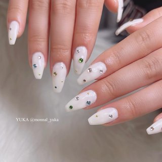 . 【HAND】シンプルジェルコース8,800yen
【メニュー名】#宝石ネイル#ストーンネイル
【担当スタッフ】YUKA @monnal_yuka 
.
ご来店ありがとうございます☺︎
.
.
.
━━━━━━━━━━━━━━━━━━━━
ハンドジェル・スカルプメニュー
【担当YUKA指名】20%OFFキャンペーン実施中🌷
━━━━━━━━━━━━━━━━━━━━
【福井店】ご予約はこちら↓

LINE ID @vnd4371h
LINEから24時間ネットご予約受付中です💌

 MONNAL& モナールアンド 
営業時間 9:30～18:00 (Lo.17:00) 
定休日 不定休

住所　福井市大町10-2-2 
ショッピングシティベル近く🔔
.
TEL 0776-63-6268

━━━━━━━━━━━━━━━━━━━━
【鯖江店】ご予約はこちら↓

LINE ID @058rlgbk
LINEから24時間ネットご予約受付中です💌

 美爪ケア育成ネイルサロン Li & リアンド
営業時間 9:30～18:00 (Lo.17:00) 
定休日 日曜日・祝日

住所　鯖江市有定町1丁目8-10 2F
西山公園近く⛲️
.
TEL 0778-25-1552

━━━━━━━━━━━━━━━━━━━━
#MONNAL&#モナールアンド
#Li&#リアンド#monail#もないる
#福井ネイル#福井ネイルサロン
#ケア#ジェル#スカルプ#フットジェル
#ネイル#アートし放題#深爪矯正福井
#パーフェクトフィルイン福井
#ベース一層残し福井#フィルイン福井
#ちゅるんネイル #ワンホンネイル#韓国ネイル#大人かわいいネイル #オフィスネイル#シンプルネイル #オフィス #シンプル #ちゅるん #ワンホン #韓国 #悠 #ネイルブック