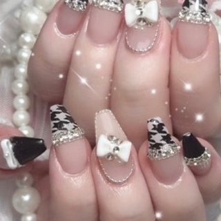 千鳥柄で大人ギャルっぽく♪リボンで甘辛ネイルを♪ 
#ギャルネイル #千鳥柄ネイル #甘辛ミックスネイル #旅行 #浴衣 #デート #女子会 #ハンド #ギャル #千鳥柄 #リボン #ちゅるん #キラキラ #ミディアム #スクエア #ベージュ #モノトーン #ジェルネイル #お客様 #bg_nail #ネイルブック