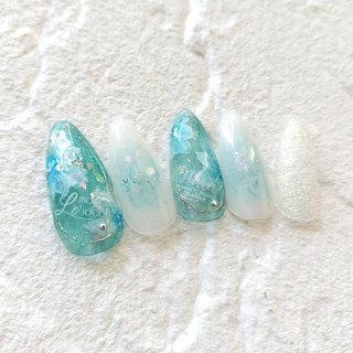 夏に爽やかなブルーカラーのフラワーネイル 
#チークネイル 
#ハンドネイル 
#夏ネイル #夏 #旅行 #リゾート #ハンド #フラワー #チーク #シアー #ミディアム #ポイント #ホワイト #ターコイズ #水色 #ジェルネイル #ネイルチップ #fu-mi【Rerache】 #ネイルブック