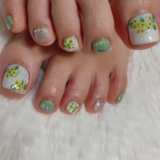 #ミモザネイル #押し花ネイル
#春フットネイル 
#アートし放題 
#お持込みデザイン #春 #卒業式 #入学式 #デート #フット #押し花 #大人 #キラキラ #個性派 #ホワイト #イエロー #グリーン #ペディキュア #REVE #ネイルブック