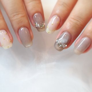 magnet × stone french ✨ 
——————————————————

♡パラジェル認定プライベートサロン
♡手元が綺麗に見えるガーリーデザイン🤍
♡フィルイン施術🕊️
♡ JR神戸線・六甲ライナー住吉駅 徒歩7分

——————————————————
#美爪 #シンプルネイル #オフィスネイル #ちゅるんネイル #うる艶ネイル #パラジェル #フィルイン #キラキラネイル #定額ネイル #ラメネイル #春ネイル #手が綺麗に見えるネイル#フレンチ#フレンチネイル#マグネットネイル#マグネット #オフィス #ハンド #シンプル #フレンチ #ビジュー #ちゅるん #ワンホン #ミディアム #スクエア #ホワイト #グレージュ #グレー #ジェルネイル #お客様 #ayane #ネイルブック