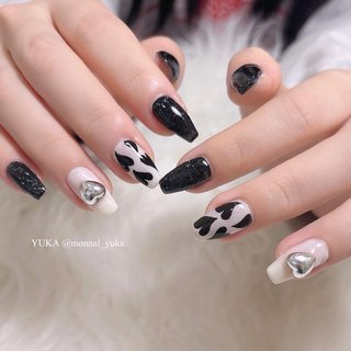 . 【HAND】シンプルジェルコース8,800yen
【メニュー名】#ハートネイル#ブラックネイル
【担当スタッフ】YUKA @monnal_yuka 
.
ご来店ありがとうございます☺︎
.
.
.
━━━━━━━━━━━━━━━━━━━━
ハンドジェル・スカルプメニュー
【担当YUKA指名】20%OFFキャンペーン実施中🌷
━━━━━━━━━━━━━━━━━━━━
【福井店】ご予約はこちら↓

LINE ID @vnd4371h
LINEから24時間ネットご予約受付中です💌

 MONNAL& モナールアンド 
営業時間 9:30～18:00 (Lo.17:00) 
定休日 不定休

住所　福井市大町10-2-2 
ショッピングシティベル近く🔔
.
TEL 0776-63-6268

━━━━━━━━━━━━━━━━━━━━
【鯖江店】ご予約はこちら↓

LINE ID @058rlgbk
LINEから24時間ネットご予約受付中です💌

 美爪ケア育成ネイルサロン Li & リアンド
営業時間 9:30～18:00 (Lo.17:00) 
定休日 日曜日・祝日

住所　鯖江市有定町1丁目8-10 2F
西山公園近く⛲️
.
TEL 0778-25-1552

━━━━━━━━━━━━━━━━━━━━
#MONNAL&#モナールアンド
#Li&#リアンド#monail#もないる
#福井ネイル#福井ネイルサロン
#ケア#ジェル#スカルプ#フットジェル
#ネイル#アートし放題#深爪矯正福井
#パーフェクトフィルイン福井
#ベース一層残し福井#フィルイン福井
#ちゅるんネイル #ワンホンネイル#韓国ネイル#大人かわいいネイル #オフィスネイル#シンプルネイル #オフィス #シンプル #ハート #ちゅるん #ワンホン #韓国 #ブラック #悠 #ネイルブック