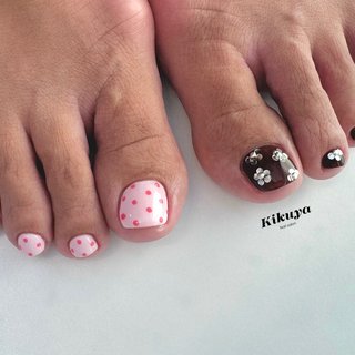 . 
- -

左右のデザインが違くてオシャレで可愛いです🍄
サンダルの季節はもうすぐですよ〜

- -

●Foot all desigh　¥12650

.

＿＿＿＿＿＿＿＿＿＿＿＿＿＿＿＿＿＿＿＿＿＿＿＿

Kikuya nail salon📍Nakameguro

10:00-21:00

＿＿＿＿＿＿＿＿＿＿＿＿＿＿＿＿＿＿＿＿＿＿＿＿

#kikuyanailsalon #中目黒ネイルサロン #代官山ネイルサロン #ニュアンスネイル #ワンカラーネイル #個性派ネイル #韓国ネイル #お任せネイル #パラジェル #フィルイン #手描きネイル #ちゅるんネイル#クリアネイル #一癖ネイル #手が綺麗に見えるネイル #フットネイル #ホログラムネイル #フラワーネイル #ドットネイル #春 #冬 #海 #リゾート #フット #ホログラム #フラワー #ドット #ニュアンス #個性派 #ショート #スクエア #ピンク #ブラウン #シルバー #ジェルネイル #お客様 #Kikuya nail salon（旧）Cobito nail #ネイルブック