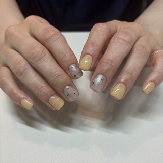 ヤクルトみたいな生成りカラーにブルーのラメが映えます^ ^ #シンプルネイル #ホログラムネイル #ラメネイル #ショートネイル #大人ネイル #シアーネイル #春ネイル #福岡ネイル #薬院ネイル #春 #ハンド #シンプル #ホログラム #大人 #キラキラ #シアー #ショート #スクエア #ベージュ #イエロー #シルバー #ジェルネイル #お客様 #tomoka #ネイルブック