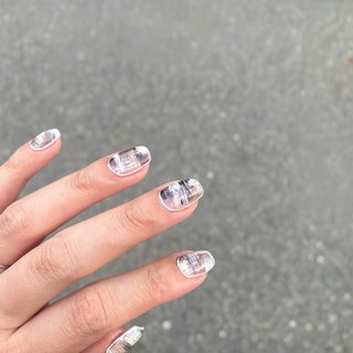 グレーベース×ニュアンスアートネイル 落ち着いたグレーベースに、ブラックとホワイトの繊細なニュアンスアートを重ねたデザイン。刷毛で描いたようなランダムな模様が、スタイリッシュでアーティスティックな印象に。シンプルだけど他と差がつく、おしゃれ感たっぷりのネイルです。

⸻

#ニュアンスネイル #グレーネイル #シンプルネイル #アートネイル #大人ネイル #モノトーンネイル #個性派ネイル #ジェルネイル #手が綺麗に見えるネイル #オールシーズン #梅雨 #デート #ハンド #概念ネイル #シンプル #アンティーク #大人 #絵画 #ミディアム #スクエア #グレー #ブラック #モノトーン #ジェルネイル #お客様 #Nailstudio naf #ネイルブック
