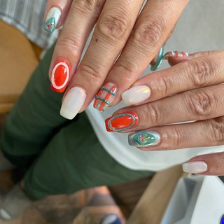 個性派×ニュアンスのちゅるちゅるネイル オレンジとグリーンの組み合わせに、手描きの囲みアート・チェック柄・うねうねラインなどをミックスした唯一無二のニュアンスデザイン。マグネットの光が動きを出し、パーツなしでも存在感たっぷり。全て手描きで仕上げた、遊び心あるおしゃれネイルです。

⸻

#ニュアンスネイル #手描きネイル #マグネットネイル #囲みネイル #チェックネイル #うねうねネイル #個性派ネイル #オレンジネイル #愛知ネイル #春日井ネイル #高蔵寺ネイル #神領ネイル #春日井ネイルサロン #夏 #海 #パーティー #推し活 #ハンド #ぷっくり #オーロラフィルム #リング #天然石 #ミディアム #スクエア #オレンジ #グリーン #アースカラー #ジェルネイル #お客様 #Nailstudio naf #ネイルブック