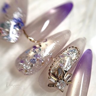 #押し花ネイル #ハーバリウムネイル
#紫ネイル
#パープルネイル #夏 #オールシーズン #梅雨 #ハンド #グラデーション #押し花 #ミディアム #ポイント #パープル #ジェルネイル #Blossom 露木千沙登 #ネイルブック
