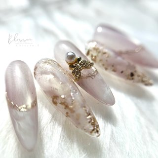 #蝶々ネイル #ニュアンスネイル
#ワンホンネイル
#韓国ネイル
#中華ネイル #手が綺麗に見えるネイル #オールシーズン #女子会 #ハンド #蝶々 #フレンチ #ニュアンス #マーブル #ミディアム #ポイント #ホワイト #ピンク #ジェルネイル #Blossom 露木千沙登 #ネイルブック